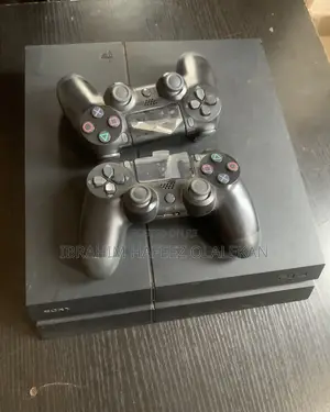 Ps4 With 2 Pads and 10games Including Fc26, God of War