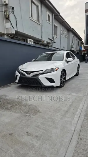Toyota Camry SE FWD (2.5L 4cyl 8AM) 2018 White