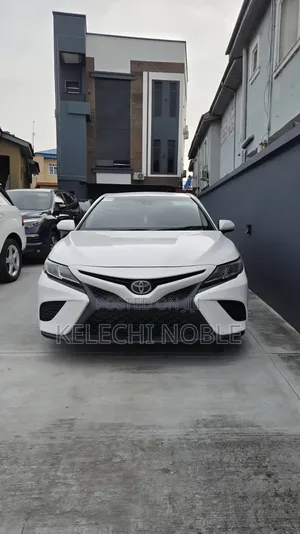 Toyota Camry SE FWD (2.5L 4cyl 8AM) 2018 White