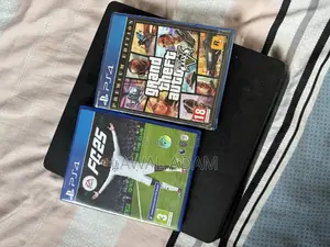 Playstation 4 Slim With 2 Disc Games