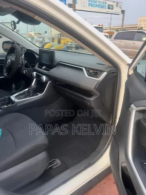 Toyota RAV4 LE AWD 2019 White