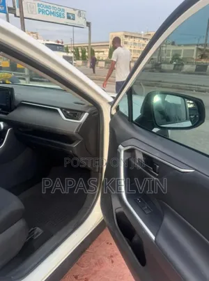 Toyota RAV4 LE AWD 2019 White