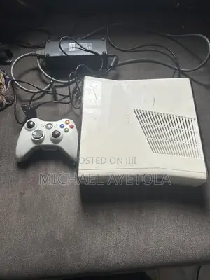 Xbox 360 With 7 Games 1controller Power Adaptor