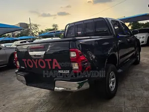 Toyota Hilux 2012 Black