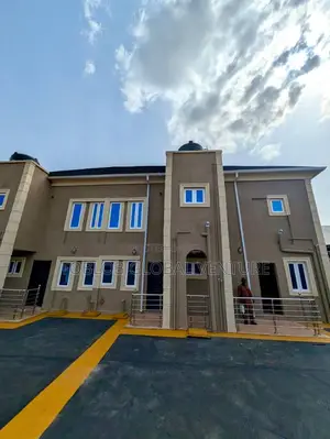 5bdrm Duplex in Oluyole for sale