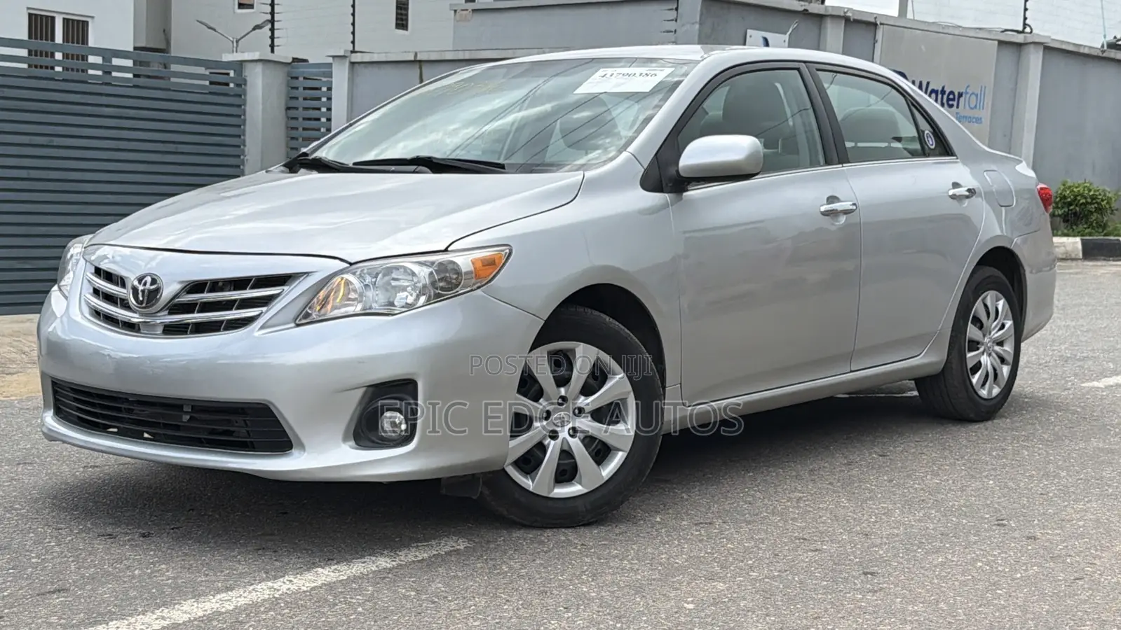 Toyota Corolla LE 4dr Sedan (1.8L 4cyl 4A) 2013 Silver