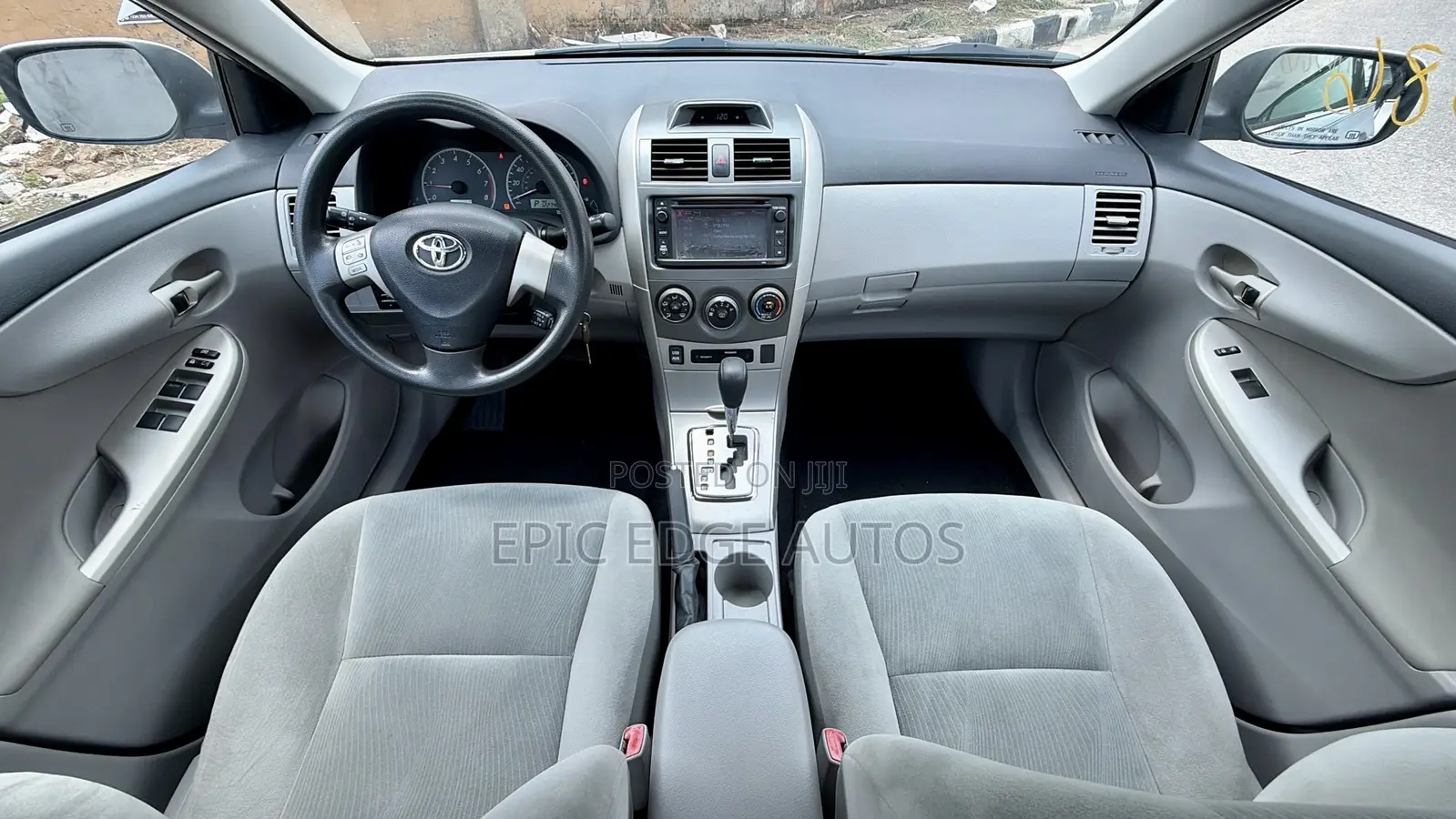 Toyota Corolla LE 4dr Sedan (1.8L 4cyl 4A) 2013 Silver