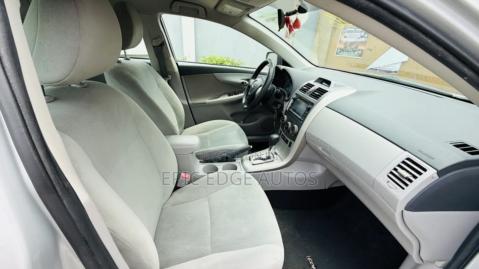 Toyota Corolla LE 4dr Sedan (1.8L 4cyl 4A) 2013 Silver