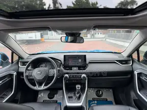 Toyota RAV4 XLE 2021 Blue