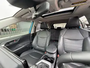Toyota RAV4 XLE 2021 Blue