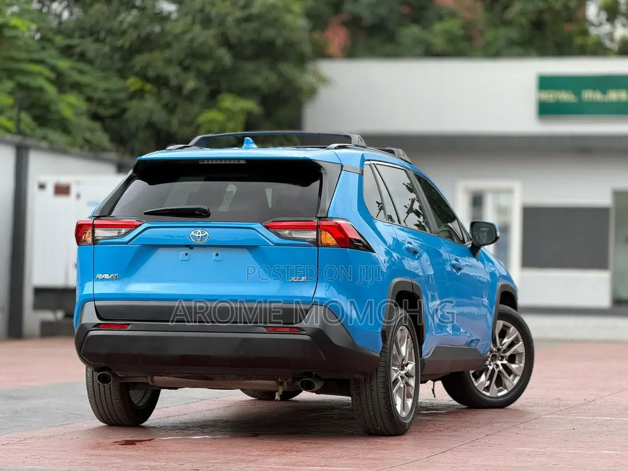 Toyota RAV4 XLE 2021 Blue