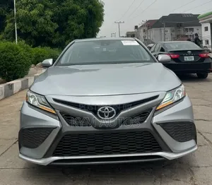 Toyota Camry SE FWD 2020 Silver