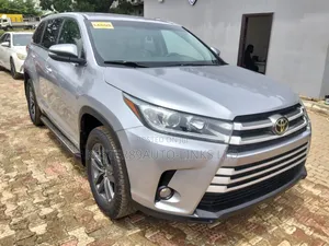 Toyota Highlander LE Plus 4x4 V6 (3.5L 6cyl 8A) 2018 Silver