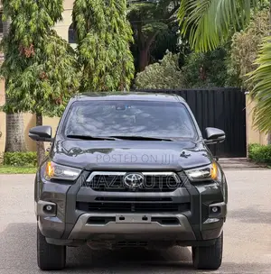 Toyota Hilux 2024 Gray
