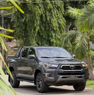 Toyota Hilux 2024 Gray