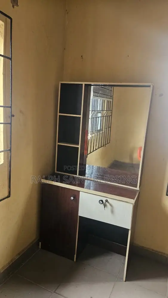 Clean Dressing Mirror Shelf