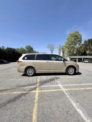 Toyota Sienna SE 8 Passenger 2012 Gold
