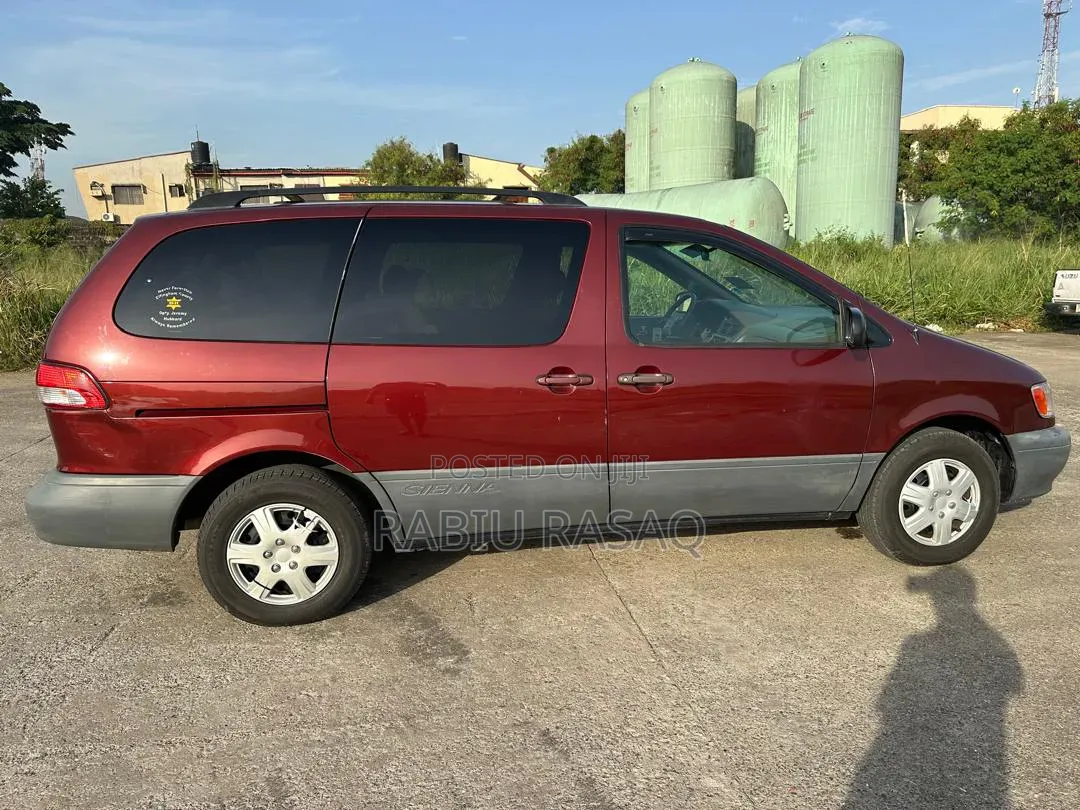 Toyota Sienna 2001 Maroon