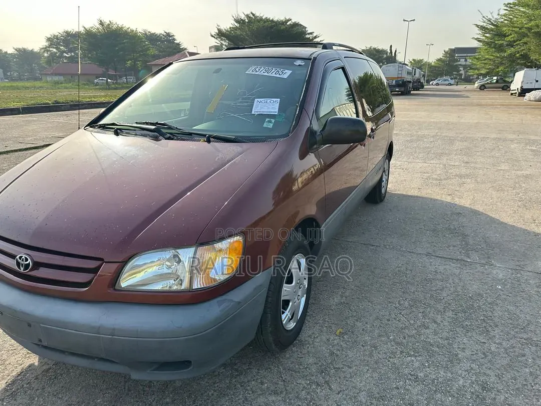 Toyota Sienna 2001 Maroon