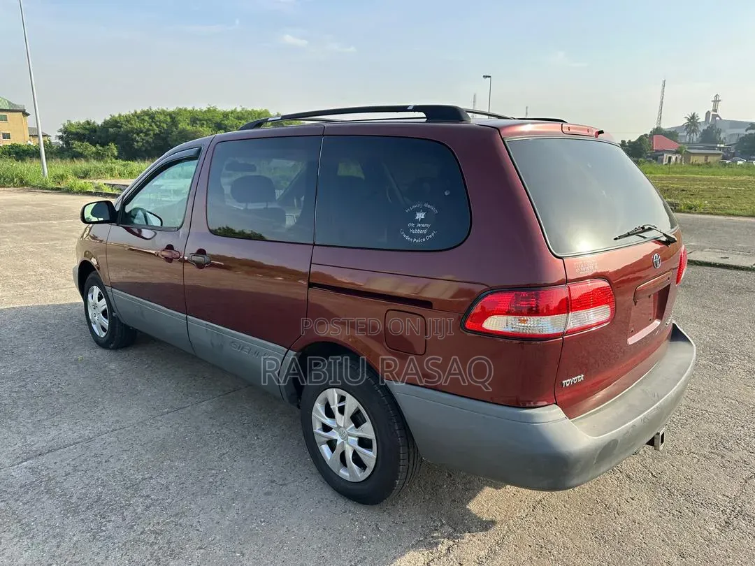 Toyota Sienna 2001 Maroon