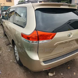 Toyota Sienna XLE 7-Passenger 4dr Minivan AWD (3.5L 6cyl 6A) 2014 Gold