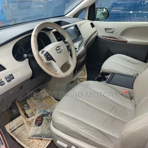Toyota Sienna XLE 7-Passenger 4dr Minivan AWD (3.5L 6cyl 6A) 2014 Gold