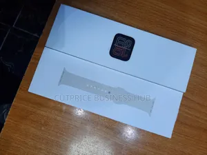 Brand New Apple Smart Watch Se 3 40mm