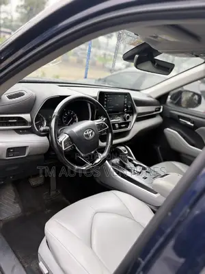 Toyota Highlander XLE AWD 2020 Blue