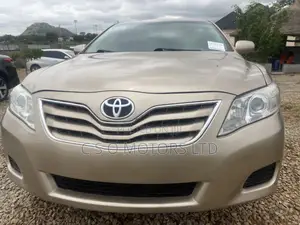 Toyota Camry LE 4dr Sedan (2.5L 4cyl 6AM) 2010 Gold