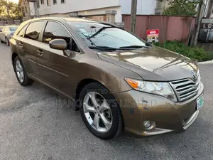 Toyota Venza LE 2011 Gold