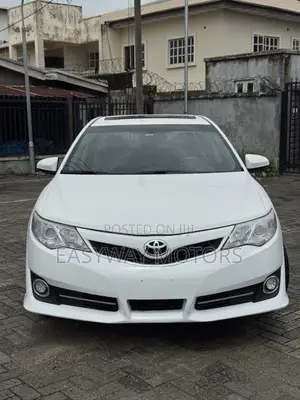 Toyota Camry SE V6 4dr Sedan (3.5L 6cyl 6A) 2012 White
