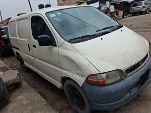 Toyota HiAce 2000 White