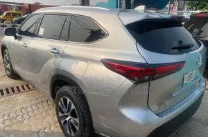 Toyota Highlander XLE 2022 Silver