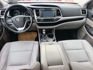 Toyota Highlander XLE 4x4 V6 (3.5L 6cyl 8A) 2017 Silver