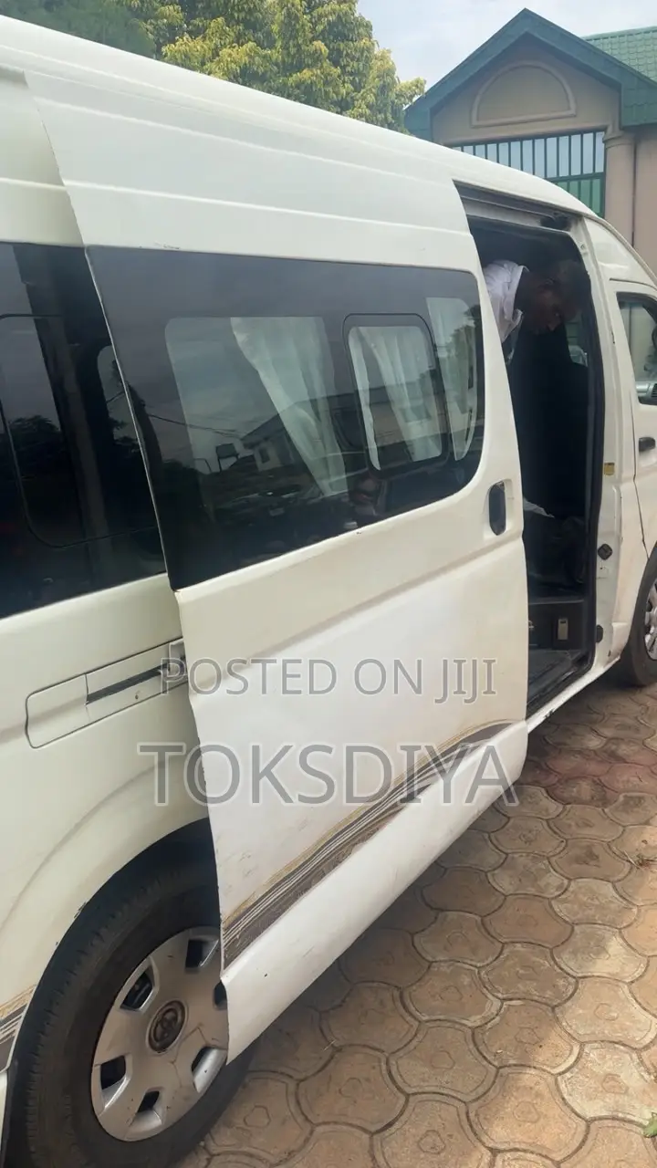 Toyota HiAce 2010 White