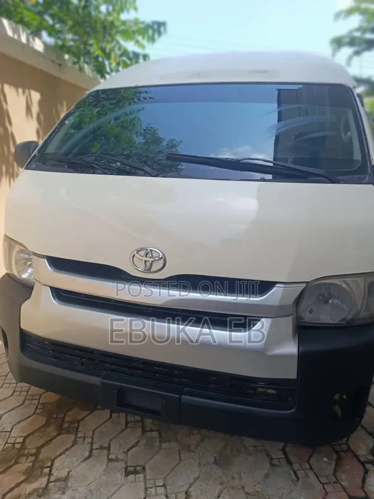 Toyota HiAce 2017 White