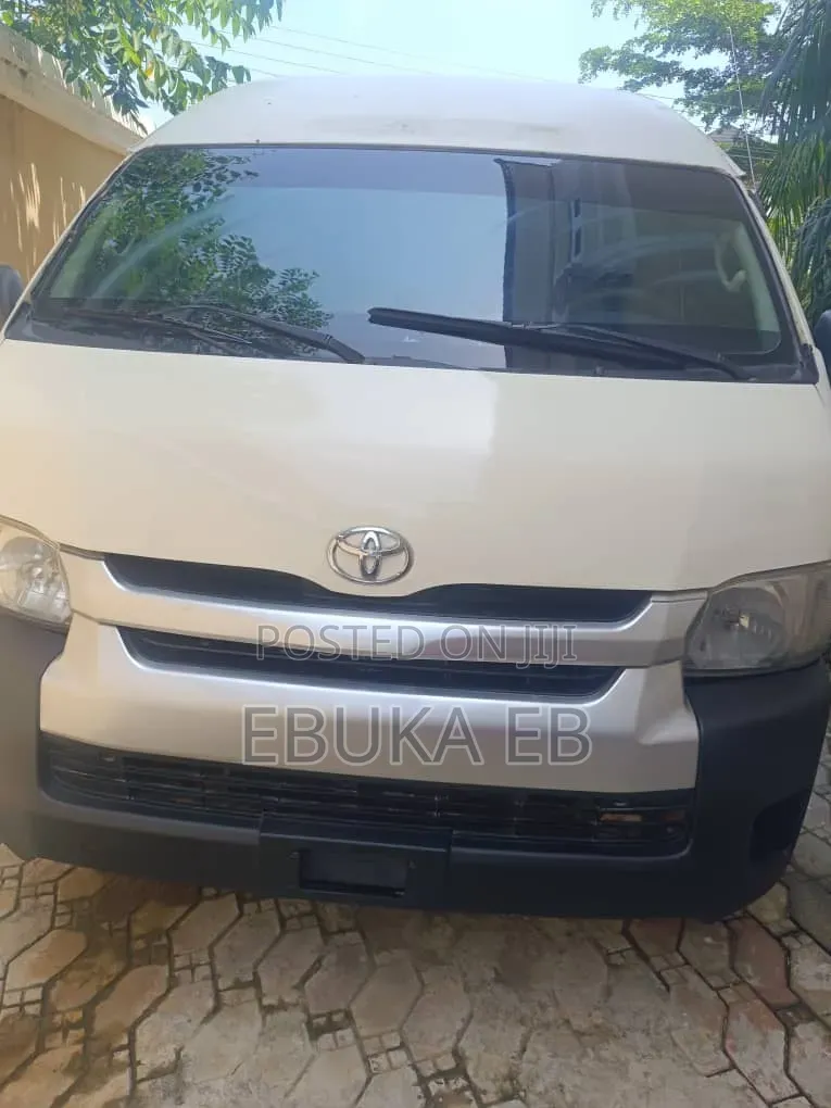 Toyota HiAce 2017 White