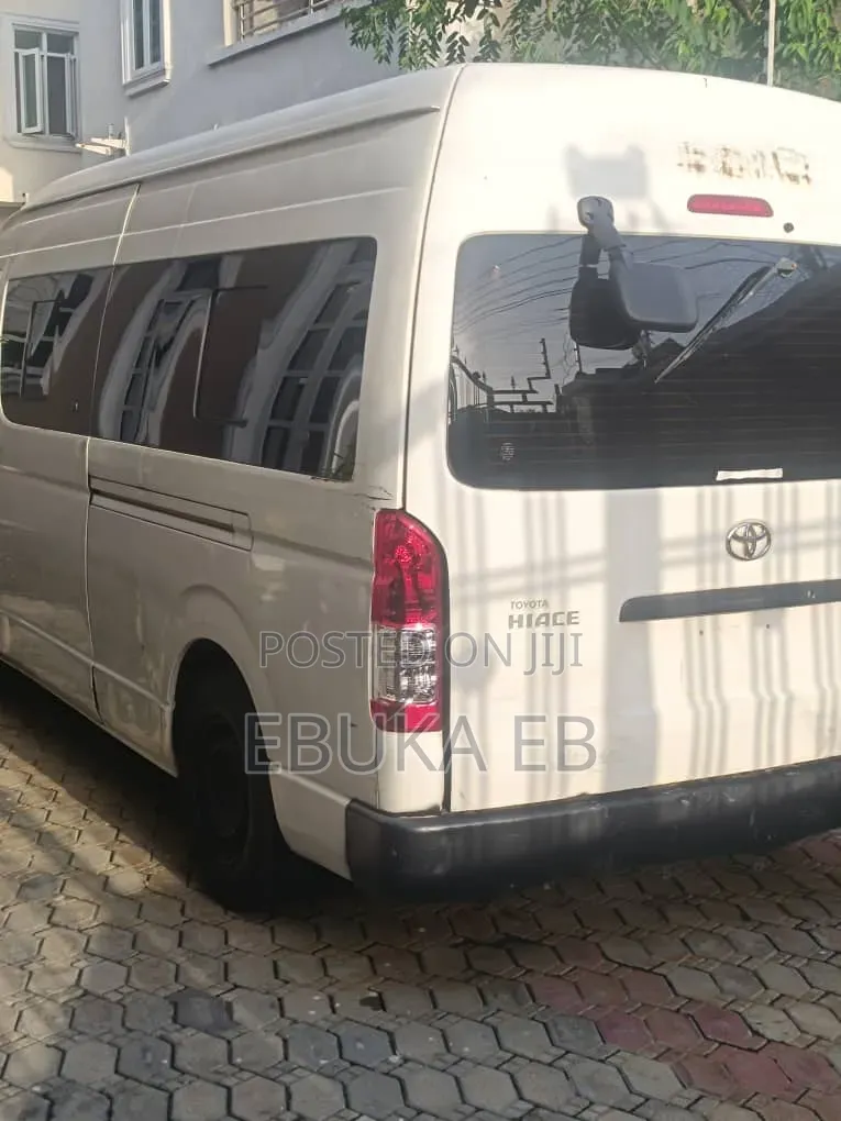 Toyota HiAce 2017 White
