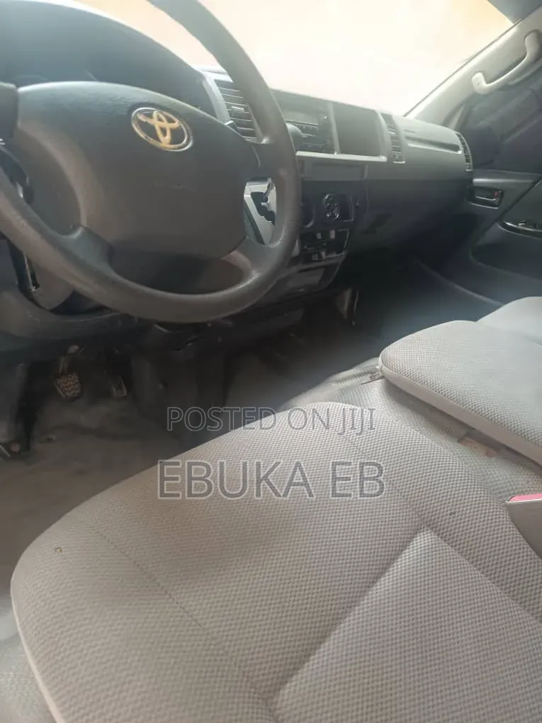 Toyota HiAce 2017 White