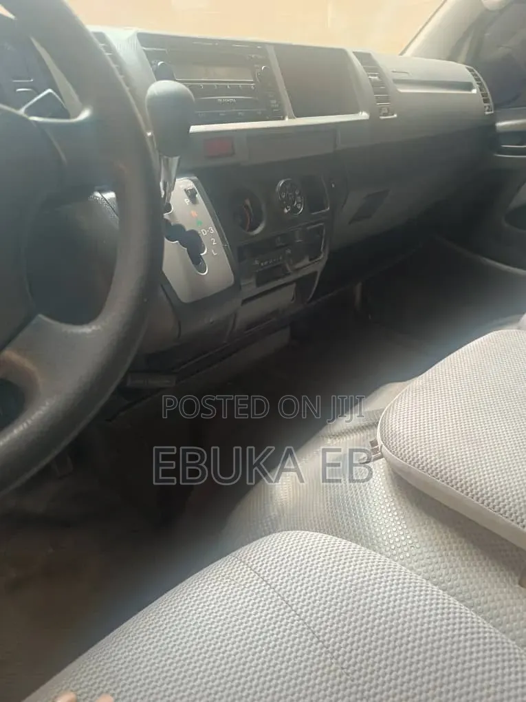Toyota HiAce 2017 White