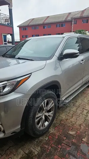 Toyota Highlander XLE 4x2 V6 (3.5L 6cyl 8A) 2018 Gray