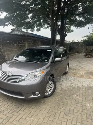 Toyota Sienna XLE 8-Passenger 4dr Minivan (3.5L 6cyl 6A) 2014 Gray