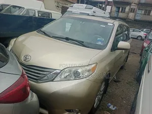 Toyota Sienna XLE AWD 7-Passenger 2013 Gold