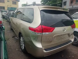Toyota Sienna XLE AWD 7-Passenger 2013 Gold