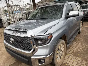 Toyota Sequoia Limited FFV 4dr SUV 4WD (5.7L 8cyl 6A) 2014 Silver