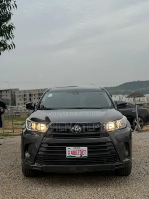 Toyota Highlander XLE 4x4 V6 (3.5L 6cyl 8A) 2018 Brown