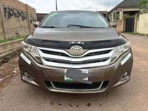 Toyota Venza LE 2010 Gold