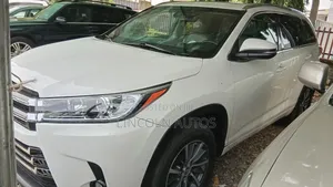 Toyota Highlander XLE 4x4 V6 (3.5L 6cyl 8A) 2018 Off white