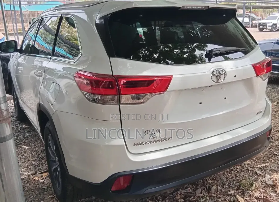 Toyota Highlander XLE 4x4 V6 (3.5L 6cyl 8A) 2018 Off white