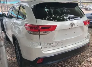 Toyota Highlander XLE 4x4 V6 (3.5L 6cyl 8A) 2018 Off white